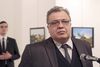 Dette billede er taget få sekunder inden manden til venstre i billedet trækker sin pistol og dræber den russiske ambassadør i Tyrkiet, Andrei Karlov. Foto: Burhan Ozbilici/AP