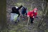 Der bliver flere rygere, og der kommer flere skodder i naturen. Aarhus' skolebørn tog mandag kampen op imod naturen som askebæger. Derfor var Kaj Klinte Tejlbjerg (th), Oliver Bastian (tv), Carl Andersen (midten) fra Samsøgades Skole mandag taget afsted til Botanisk Have i anledning af den årlige affaldsindsamling, som havde fokus på cigaretskodder. Foto: Laura Bisgaard Krogh