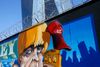 Den tyske kansler Angela Merkel afbildet i en graffititegners streg på et hegn rundt om den europæiske centralbanks nye hovedkvarter i Frankfurt, Tyskland. Den tyske økonomi står sammen med de to andre største euroøkonomier, Frankrig og Italien, stille. Foto: Michael Probst/AP