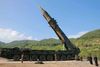 På dette foto ses Nordkoreas leder Kim Jong-un (nummer to fra højre) før affyringen af et interkontinentalt ballistisk missil. Foto: Korean Central News Agency/Korea News Service via AP