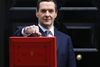 Finansminister George Osborne viste den røde mappe med næste års statsbudget frem før forelæggelsen i Underhuset. Foto: Kirsty Wigglesworth/AP