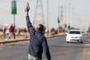 En mand affyrer sin pistol for at forhyndre plyndring i butikscenteret Chris Hani Mall i Vosloorus. Foto: Guillem Sartorio/AFP