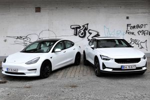 Duellen: En af årets mest interessante sammenligninger, men hvilken bil er den bedste? Vi sætter den populære Tesla Model 3 op mod den nye Polestar 2.