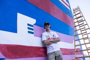 Hvis man vil opleve kunstnere bruge store armbevægelser, skal man ud på Aarhus Ø og følge seks streetartkunstnere. Den 22-årige Emil Langberg Kock fra Aarhus er en af dem. 