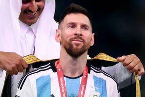 Kommentatorer og iagttagere undrer sig over, hvorfor Lionel Messi blev iført en Qatar-kåbe midt i VM-fejring.