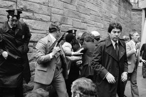 John Hinckley skød og ramte den daværende præsident Ronald Reagan foran et hotel tilbage i 1981.