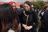 Premierminister Jacinda Ardern (i midten af billedet) fortæller, at hun har læst elementer af det 74 sider lange manifest. Foto: Marty Melville/AFP