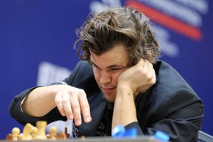 For to dage siden blev han verdensmester i hurtigskak. Nu er Magnus Carlsen også verdensmester i lynskak.