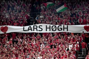 Lars Høgh er blevet optaget i Fodboldens Hall of Fame. Han fik nyheden overbragt af Michael Laudrup.