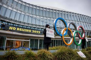 Demonstranter har protesteret foran den internationale olympiske komités (IOC) hovedkvarter, fordi de mener, at Kina ikke bør kunen være vært for vinter-OL. Foto: Valentin Flauraud