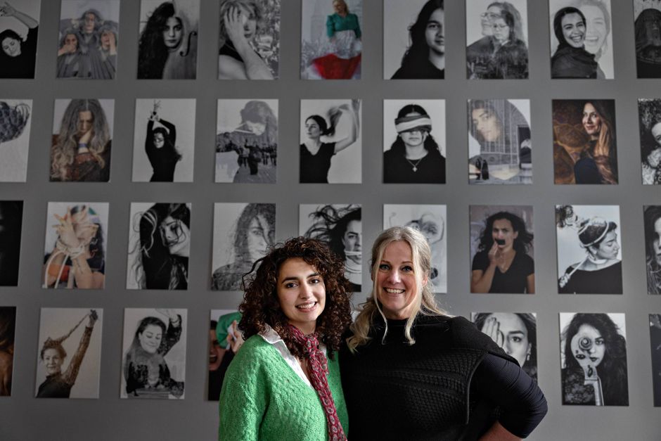 En række kvinder af iransk oprindelse, der nu bor i Aarhus, er blevet fotograferet med tørklæde, som de vel at mærke har sat, helt som de vil. Det er en del af en udstilling på museet Køn, som markerer Kvindernes Internationale Kampdag. 