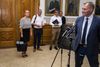 Partierne forlod forhandlingerne om genåbningens fase 4 onsdag aften uden en aftale. Her det Venstre og Dansk Folkeparti, der forlader forhandlingerne. Foto: Martin Sylvest/Ritzau Scanpix