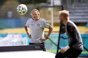 Udover sine opgaver for landsholdet træner Lars Høgh bl.a. også målmændene i Brøndby IF. Her holder han øje med Kasper Schmeichel. Foto: Gregers Tycho