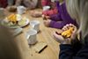 Et finsk studie har undersøgt effekten af at undervise i sensorisk smagning, i forhold til om børn i børnehaver tager for sig af grøntsager, frugt og bær. Arkivfoto: Lars Krabbe