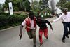 Mange er tirsdag eftermiddag blevet evakueret af politiets styrker fra hotelkomplekset på Riverside Drive i Nairobi. Foto: Simon Maina/AFP