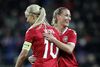 Smilene har de til fælles med håndboldpigerne: Pernille Harder og Theresa Nielsen jubler efter en scoring. Foto: Jens Dresling/Polfoto.