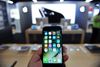 Det er særligt iPhones, der bliver brugt som lokkemiddel, når svindlerne finder vej til de Facebook-grupper, hvor privatpersoner kan handle med hinanden. Foto: Imaginechina via AP Images