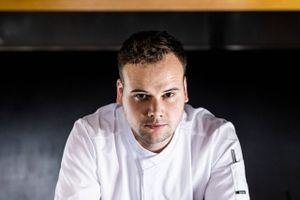 Enkelhed og originalitet blev nøglen til sejr, da Nicolaj Møller, køkkenchef på Restaurant Treetop, lavede årets fiskeret. I årevis har han arbejdet på sin saltede helleflynder med dashi og kaviar, men nu er den lige præcis der, hvor den skal være.  