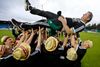 AaB’s cheftræner, Kent Nielsen, får en lufttur. Hans ophold i AaB har været en succes, men nu venter nye udfordringer i OB. Fotos: Jens Dresling/Polfoto