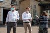 Mandag delte Aarhus-borgmester Jacob Bundsgaard og rådmand Bünyamin Simsek mundbind ud til Midttrafiks kunder. Foto: Marie Ravn