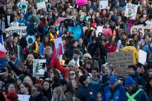 Ikke mindst klimademonstrationerne verden over, der som på billedet her fra Vancouver for en uge siden har svenske Greta Thunberg som omdrejningspunkt, har for alvor fået toppen af inernationalt erhvervsliv til at erkende, at handling nu skal erstatte ord. Foto: AP/Darryl Dyck