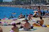 Der vil være en anelse lavere temperaturer nær kysterne, hvor flere af de populære ferieområder ligger, sammenlignet med de centrale dele af landene. Foto: Manu Fernandez/AP Photo