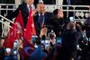 Tyrkiets udenrigsminister, Mevlüt Çavusoglu, bliver hyldet af sine tilhængere i Hamborg. Foto: Daniel Reinhardt/AP