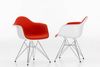 Spisestolen DAR kaldes af mange blot Eames-stolen. Charles and Ray Eames er en af de mest ikoniske designduoer gennem tiden, og også i dag finder mange designere sammen to og to. Foto: PR