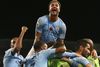 Manchester Citys Kyle Walker i toppen af glade spillere fra Premier Leagues førerhold. Foto: Dave Thompson/AP