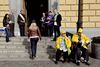 Ved flere svenske valglokaler står partiaktivister ofte og deler stemmesedler ud, som det var tilfældet på dette valgsted i Malmø ved valget i 2010. Arkivfoto: Jacob Ehrbahn/Polfoto
