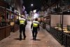 Nordjyllands Politi melder om en tom Jomfru Ane Gade efter kl. 22. Sådan så det ud forrige weekend, hvor politiet patruljerede den velkendte festgade. Arkivfotofoto: Henning Bagger/Ritzau Scanpix.