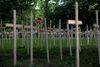 Trækors, som hver repræsenterer en død efter covis-10, står foran en kirke i Baton Rouge i USA. Foto: Carlos Barria /Reuters