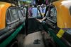 Taxichauffører venter på arbejde i New Delhi – de tidligere så fattige lande, der nu stormer frem, som f. eks Indien, vil kræve øget indflydelse.