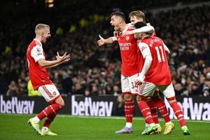 Et selvmål af Hugo Lloris kostede Tottenham dyrt mod veloplagte Arsenal. Martin Ødegaard slog sejren fast.