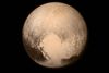 Billede af Pluto. Billedet viser bl.a., at den ene side af planetens overflade ligner et hjerte.
