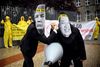 Aktivister fra Ican - International Campaign to Abolish Nuclear Weapons - protesterer foran den nordkoreanske ambassade i Berlin den 13. september for at vise deres modstand mod konflikten mellem den amerikanske præsident, Donald Trump (tv.), og Nordkoreas leder, Kim Jong-un. Foto: Britta Pedesen/AP