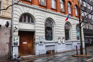 EU har indført sanktioner mod en russisk organisation, der holder til i Vester Voldgade i København. Alligevel er huset i fuld vigør. Jyllands-Posten har talt med personer med tilknytning til Ruslands Hus og forsøger her at kortlægge dets rolle i Danmark. På den baggrund vil Erhvervsstyrelsen nu undersøge sagen nærmere. 