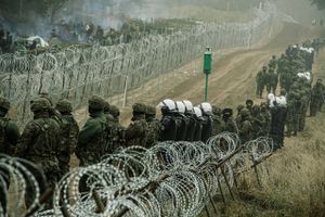 Har Hviderusland udstyret migranter med tåregas og laserlys, som de kan bruge mod polske grænsevagter? Sådan lyder ubekræftede rygter. Imens gør Polen klar til at modstå et endnu større pres på grænsen.