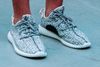 Kanye West er designeren bag Adidas' sneakers med navnet "Yeezy". Oplaget er ikke specielt stort, og derfor sælges skoene på nettet for mange tusinde kroner. Nypris i butikkerne på den nyeste model ligger på 1.600 kr.