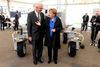 Hvis der er to, der holder sammen i tysk politik, er det ministerpræsident Winfried Kretschmann fra De Grønne og forbundskansler Angela Merkel fra det borgerlige CDU, her på firmabesøg. Arkivfoto: Uli Deck/AP
