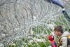 I det sydøstlige Europa, her på grænsen mellem Grækenland og Makedonien, holder pigtrådshegn flygtninge og migranter ude. Dublin-forordningen er for længst brudt sammen, og nu er det hvert land for sig selv.