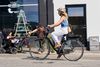 Elcyklernes popularitet er stor – hver ottende familie har en af slagsen. Men også antallet af ulykker med elcykler er steget markant. Arkivfoto
