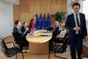 Mette Frederiksen har sammen med tre andre EU-landes ledere foreslået at hjælpe de coronaramte sydeuropæiske lande med lån frem for en fond. Her ses hun (i midten) sammen med Hollands premierminister Mark Rutte (t.v.), Sveriges statsminister, Stefan Löfven (nummer to fra venstre), EU's "præsident", belgiske Charles Michel, og formand for EU-Kommissionen Ursula von der Leyen. På vej væk er det Østrigs kansler, Sebastian Kurz. Foto: Virginia Mayo/Reuters