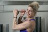 Rikke Hørlykke fordeler sin træningstid mellem løb, styrketræning, crossfit og cirkeltræning. Ofte er hun i gang fra tidligt om morgen, hvor hun træner et folkj forretningsmænd. Foto: Lars Krabbe