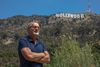 Niels Anders Juul har efterhånden boet i Hollywood i mange år og i Hollywood Hills viser han vej til en sti, som kun lokale kender, med udsigt til det berømte Hollywood-skildt. Selvom han er flyttet til et andet område af område af Hollywood, løber han her ofte stadig. Foto: Ed Kashi