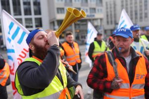 Kampen for højere løn udløste fredag igen strejker i den tyske transportsektor. Landets fagforeninger taler også for en arbejdsuge på fire dage.