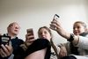 Søren Holm, Emma Sofie Borg og Line Borg - en familie med tre generationer - elsker deres mobiltelefoner, men oplever også, at de bruger dem lidt for meget, og at det nogle gange går ud over samværet i familien. Foto: Tanja Carstens Lund