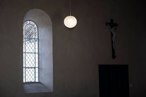 Regeringen dropper planer om at genåbne kirker i påsken, efter at præster har udtrykt bekymring.