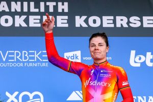 Lørdag mistede Lotte Kopecky sin bror. Onsdag tog hun en overlegen sejr i cykelløbet Nokere Koerse.