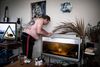 Der er god tid til at pusle om akvariet, for Ralf Olsson kæmper med adskillige kroniske sygdomme og er på kontanthjælp. Foto: Niels Hougaard